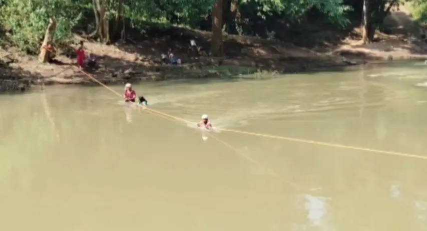 Tribal lives at risk as villagers cross river using ropes and pots in Kandhamal