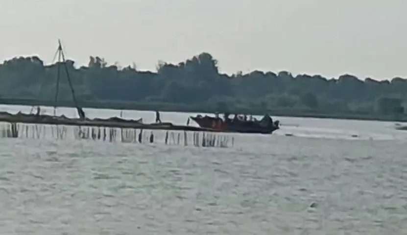 Over 50 passengers stranded after boat gets stuck midway in Odisha’s Chilika