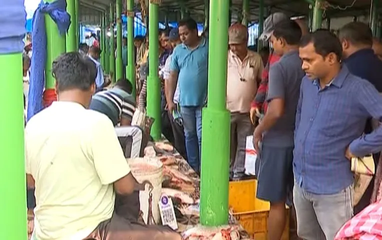 Chhadakhai rush: Non-Veg markets across Odisha see huge crowd, traders eye brisk business