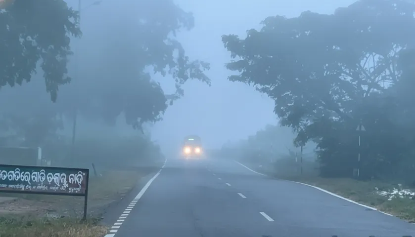 Dense fog disrupts traffic movement in Mohana