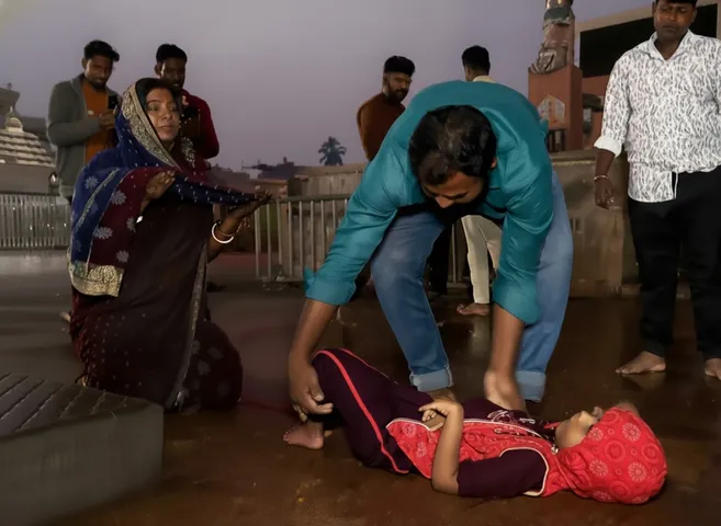 Jajpur family performs ‘Danda Pranam’ at Puri Srimandir after son shows signs of recovery