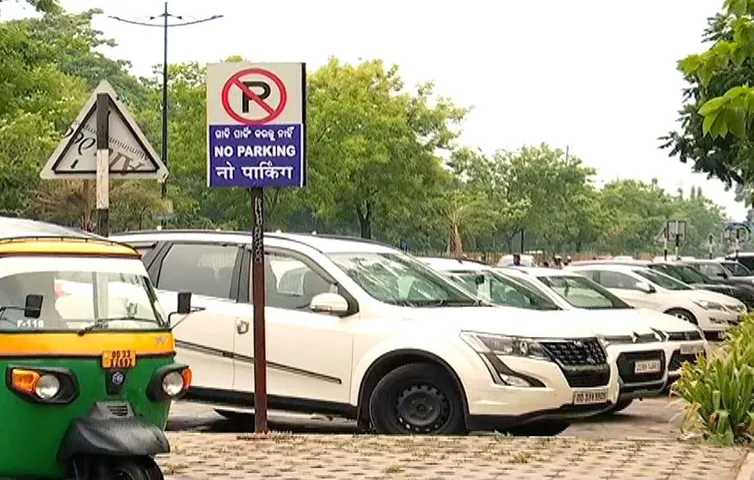 Half of Bhubaneswar turns no-parking zone; citizens hit by space crunch