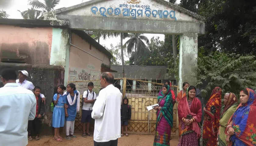 SHG Women Lock School Gate
