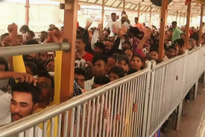 Thousands gather at Puri Srimandir for darshan of Sibling Deities