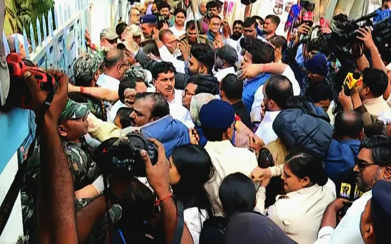 Congress workers stage protest outside Bhubaneswar TPCODL office over security deposit, smart meters