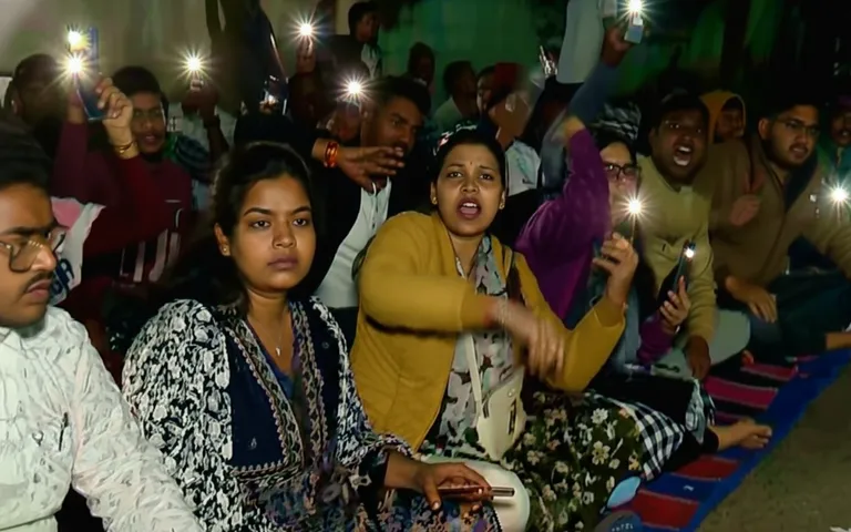 OSSC LTR Arts-Odia aspirants hold overnight protest by using mobile flashlights in Bhubaneswar