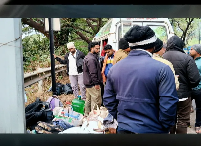 Travellers collide with stationary truck at Taptapani Ghat, 3 injured