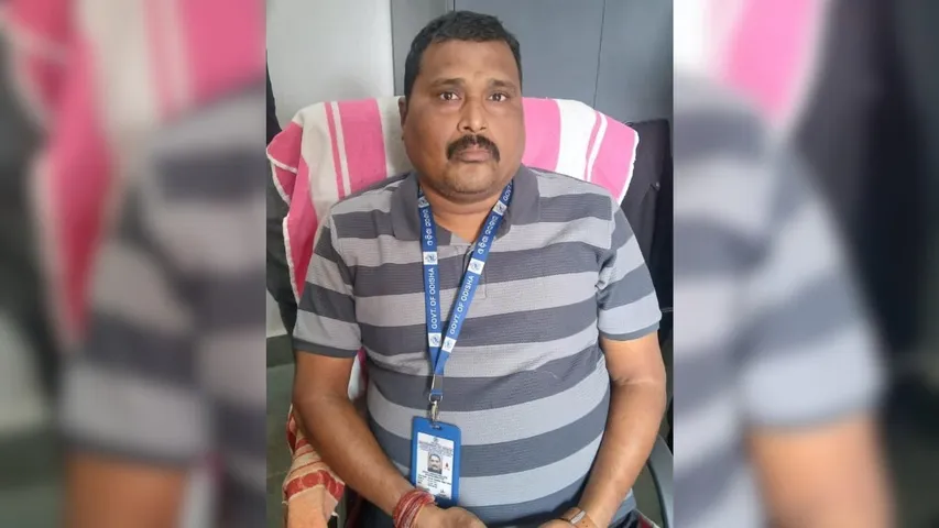 Odisha Vigilance catches Revenue Inspector red-handed taking Rs 10,000 bribe in Cuttack