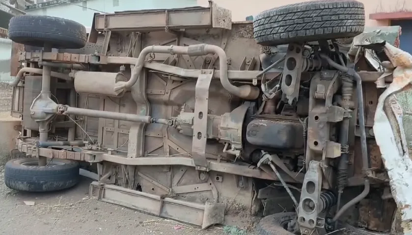 Bolero hits an electric pole on NH-57 in Khordha, 3 injured