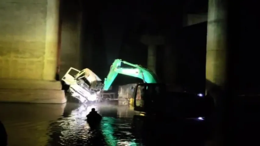 16-wheeler truck plunges off bridge in Sundargarh