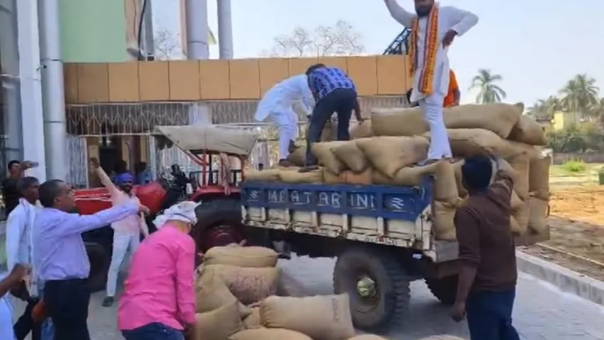Farmers dump paddy at Bhadrak collector’s office over ‘procurement irregularities’