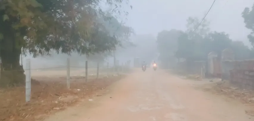 Dense fog engulfs Bhubaneswar, disrupting traffic as visibility drops during early hours