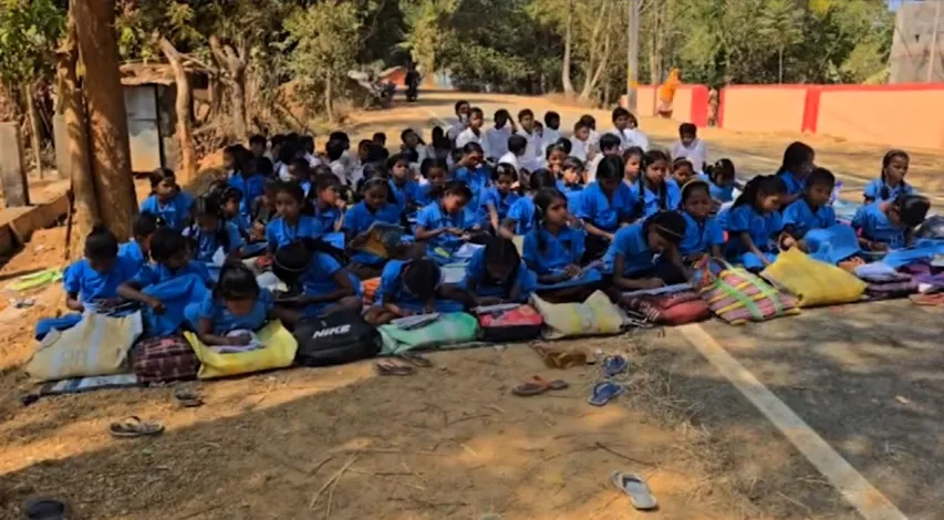 Students forced to study on roadside in Nabarangpur