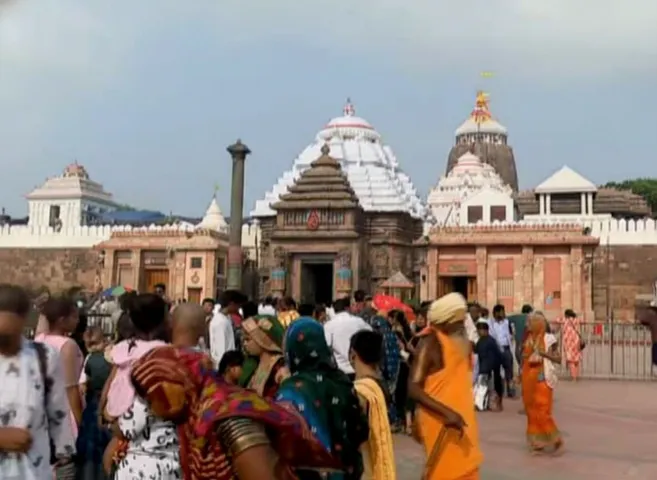 Thousands take holy dip in Puri sea on Gobinda Dwadasi