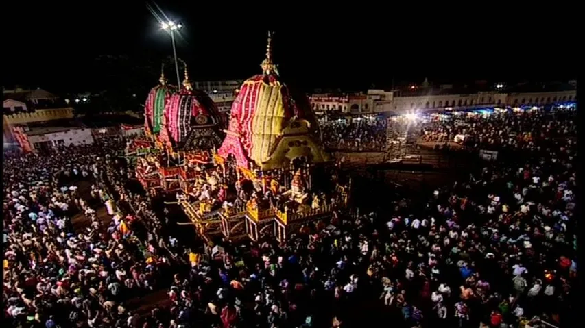 Lakhs witness ‘Adharapana’ ritual of deities in Puri