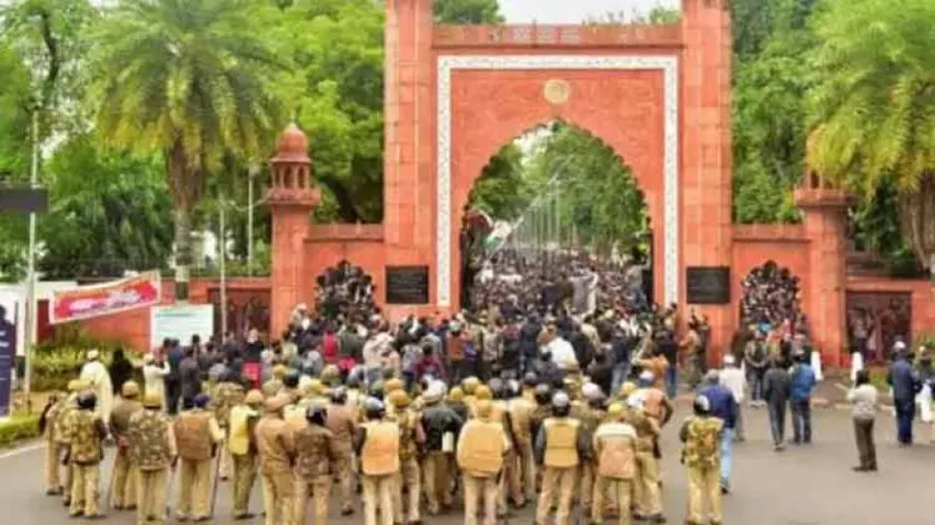 AMU Students Invite Police Officials For Iftar