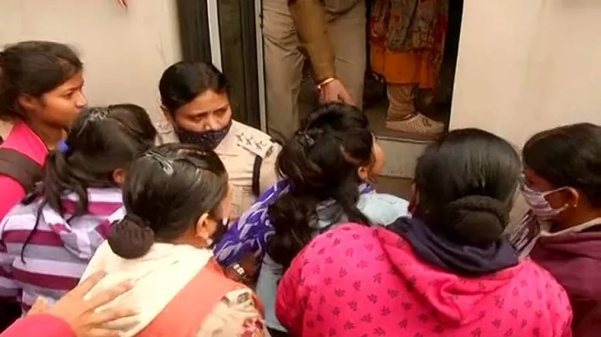 Odisha: Police Forcibly Disperse & Pick Up Protesting ANM Workers In Bhubaneswar