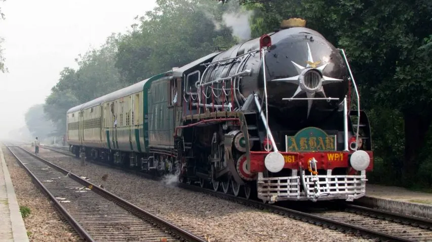 Heritage steam loco 'Akbar' derails