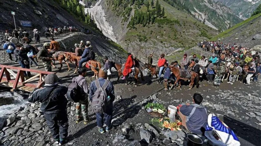 Amarnath Yatra resumes, 454 pilgrims leave for Kashmir Valley