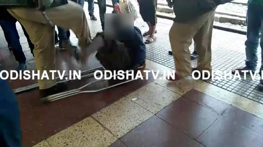 ‘Divyang’ kicked mercilessly by RPF staff for stealing mobile