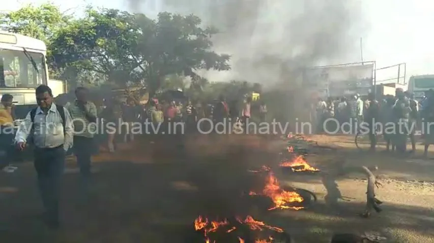 Locals block Balasore-Chandipur road over ex-gratia for electrocuted labourers