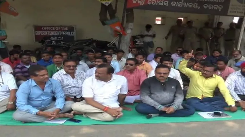Attack on BJP leaders: Party men sit on dharna in front Bargarh SP office