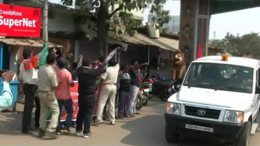 Minister Ramesh Majhi shown black flags in Sonepur