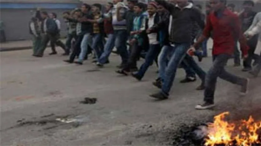 2 dead in violence in B'desh as voting centres torched