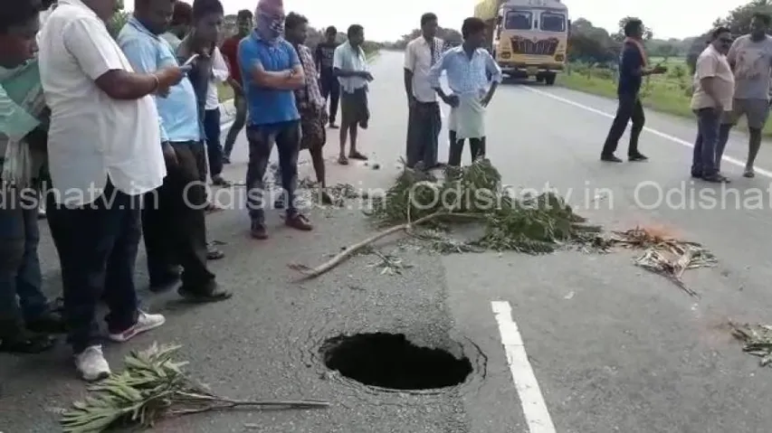 3-ft deep sinkhole on NH-53 in Bargarh leaves locals baffled