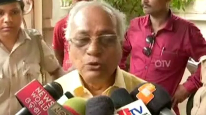 Agitators blow whistle in front of Berhampur MLA’s residence protesting corruption