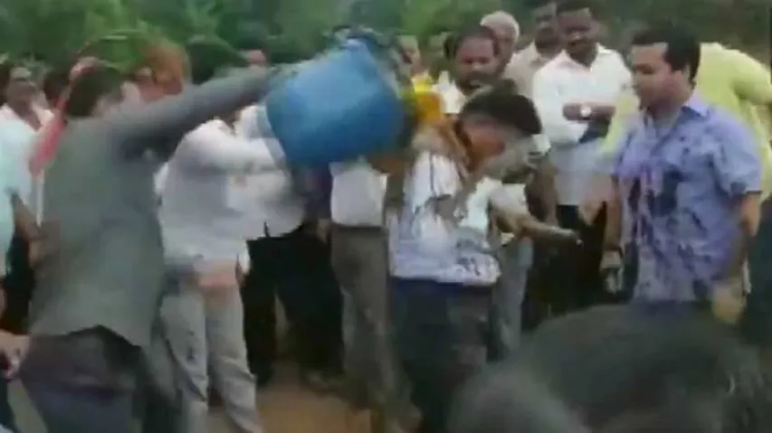Congress MLA 'bathes' Maharashtra engineer in slime