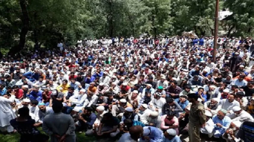 Hundreds gather at funeral of policeman killed by militants in J&K