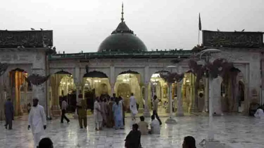 Blast outside Sufi shrine in Pakistan, 5 dead
