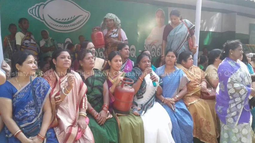 BJD women wing demands rollback of LPG price hike