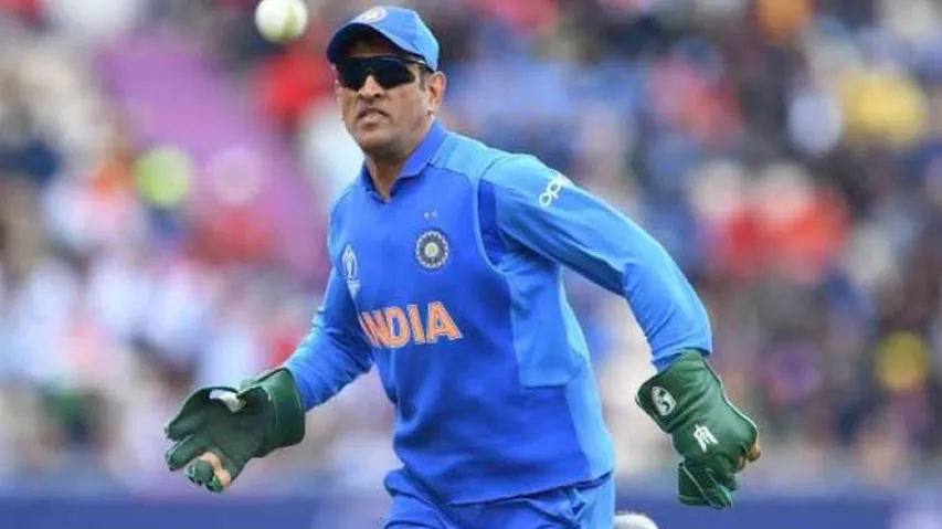 Dhoni follows ICC's regulation, removes 'Balidaan Badge'