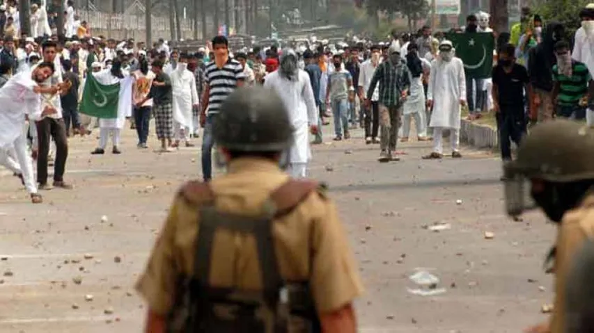 Clashes erupt after Eid prayers in Kashmir Valley