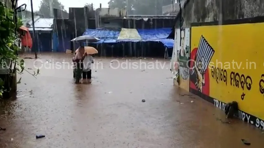 Heavy rain triggers flash floods in Kalyansinghpur