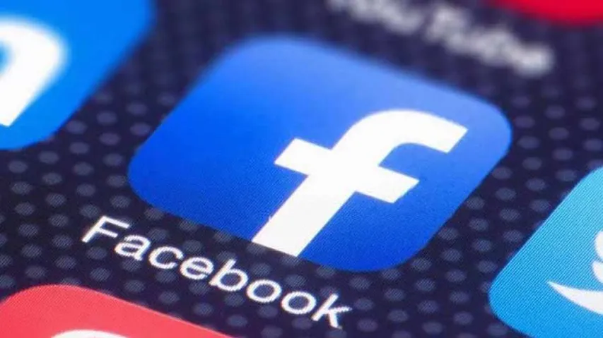 Facebook Bug Shows iPhone Camera Open In Background