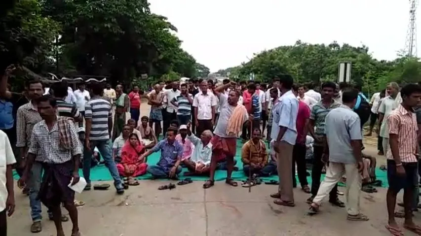 Farmers block road demanding release of water into Taladanda canal