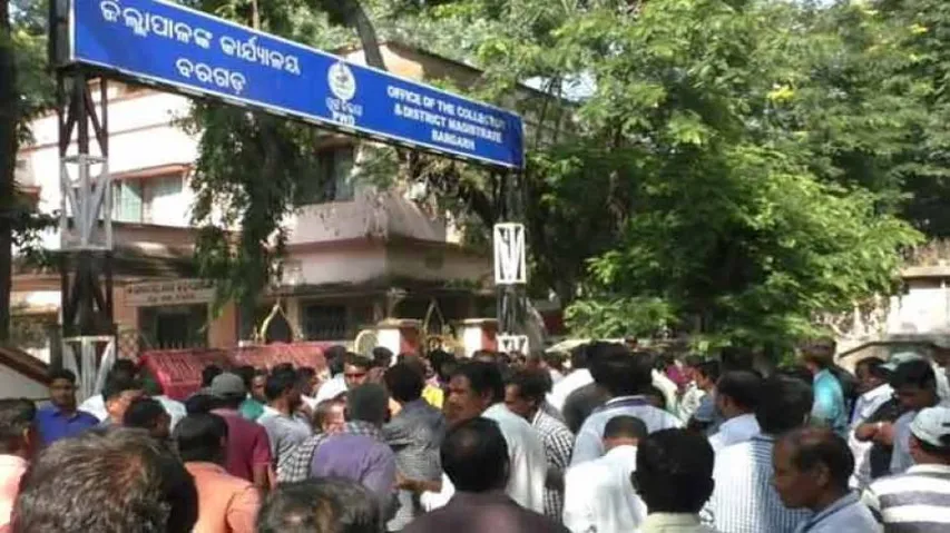 Odisha Farmers Stand Firm Against Token System Despite Collector's Intervention