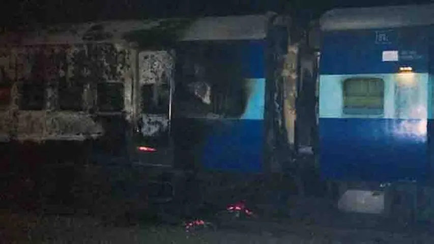 Fire breaks out on Yesvantapur-Tatanagar Express in Andhra