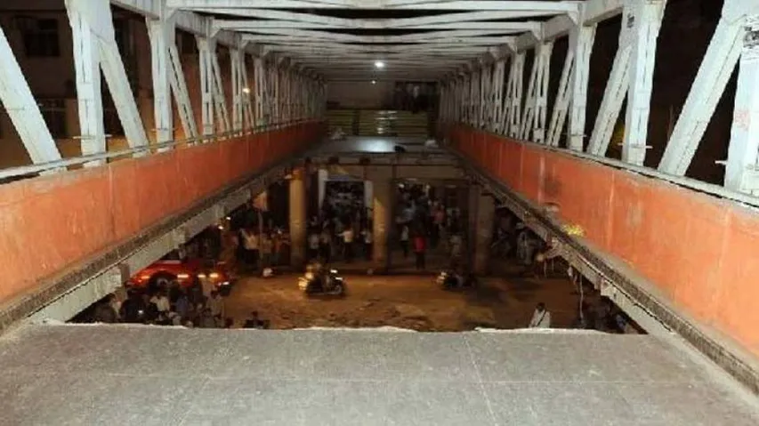 6 killed, 32 injured in Mumbai footbridge crash