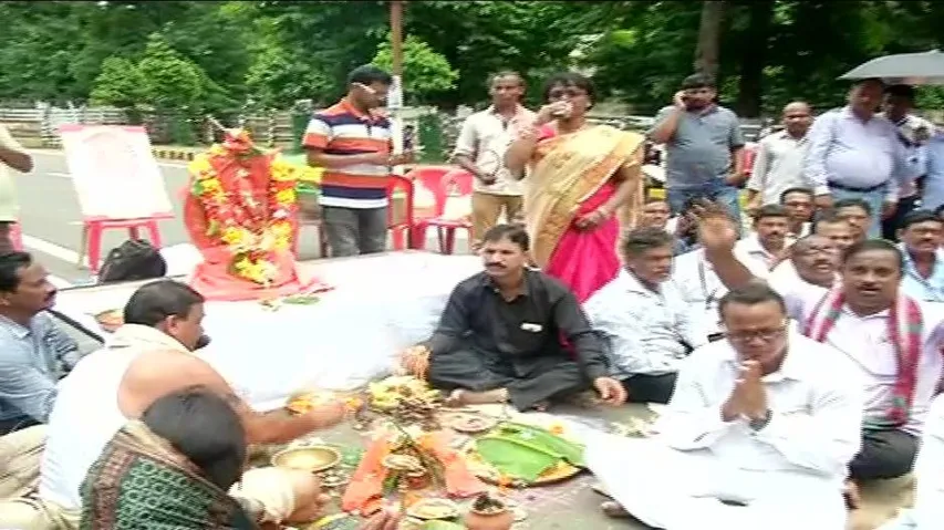 Block grant teachers worship Ganesh on road, decide to continue stir