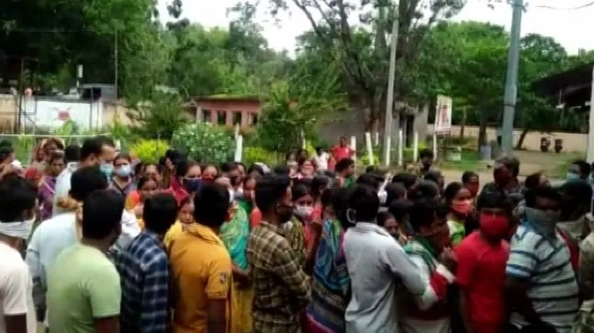 Beneficiaries Block Highway Protesting Covid Vaccine Crunch In Boudh