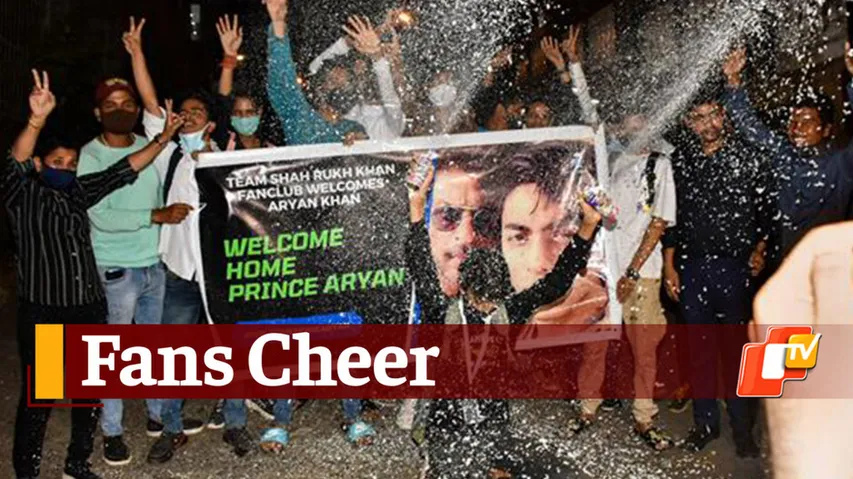 Fans Celebrate Outside Shah Rukh Khan Home