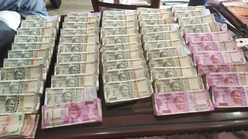 Police Housing Official Throws Box-full Of Cash During Viz Raid