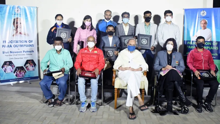 Odisha CM Felicitates Tokyo Paralympics Badminton Players