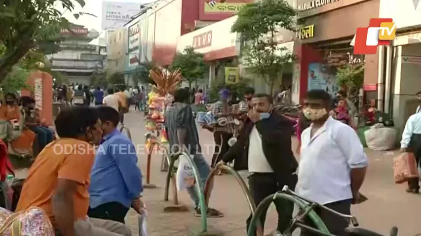 Shop Owners At Bhubaneswar’s Market Building Down Shutters Protesting Encroachment By Street Vendors