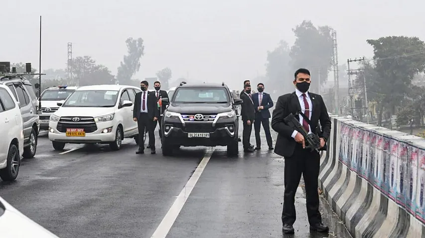 PM Modi Cavalcade Stuck