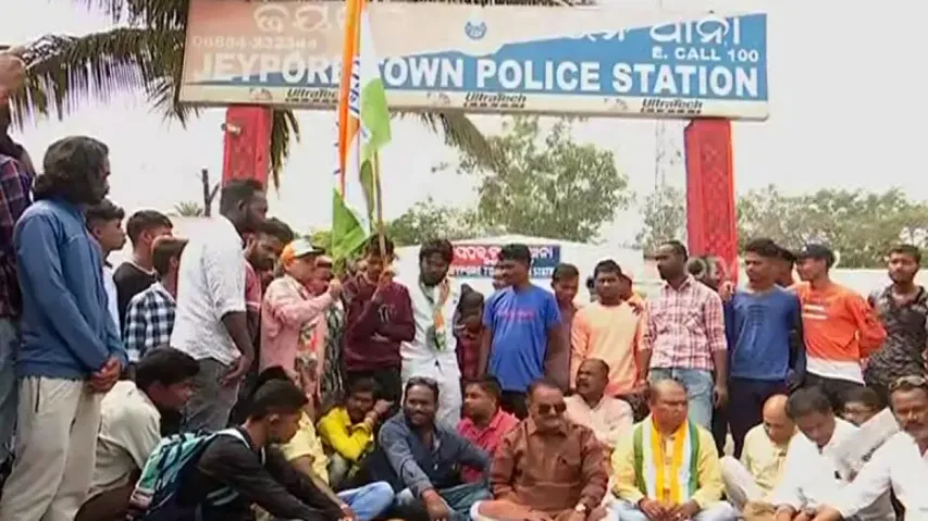 Congress Activists Gherao Police Station 